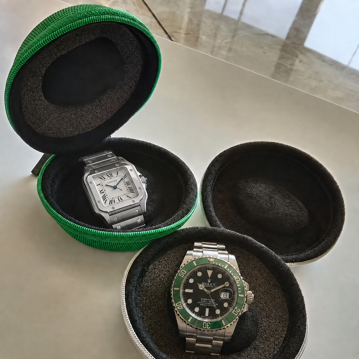 Étui de voyage coque rigide - vue ouverte avec montre