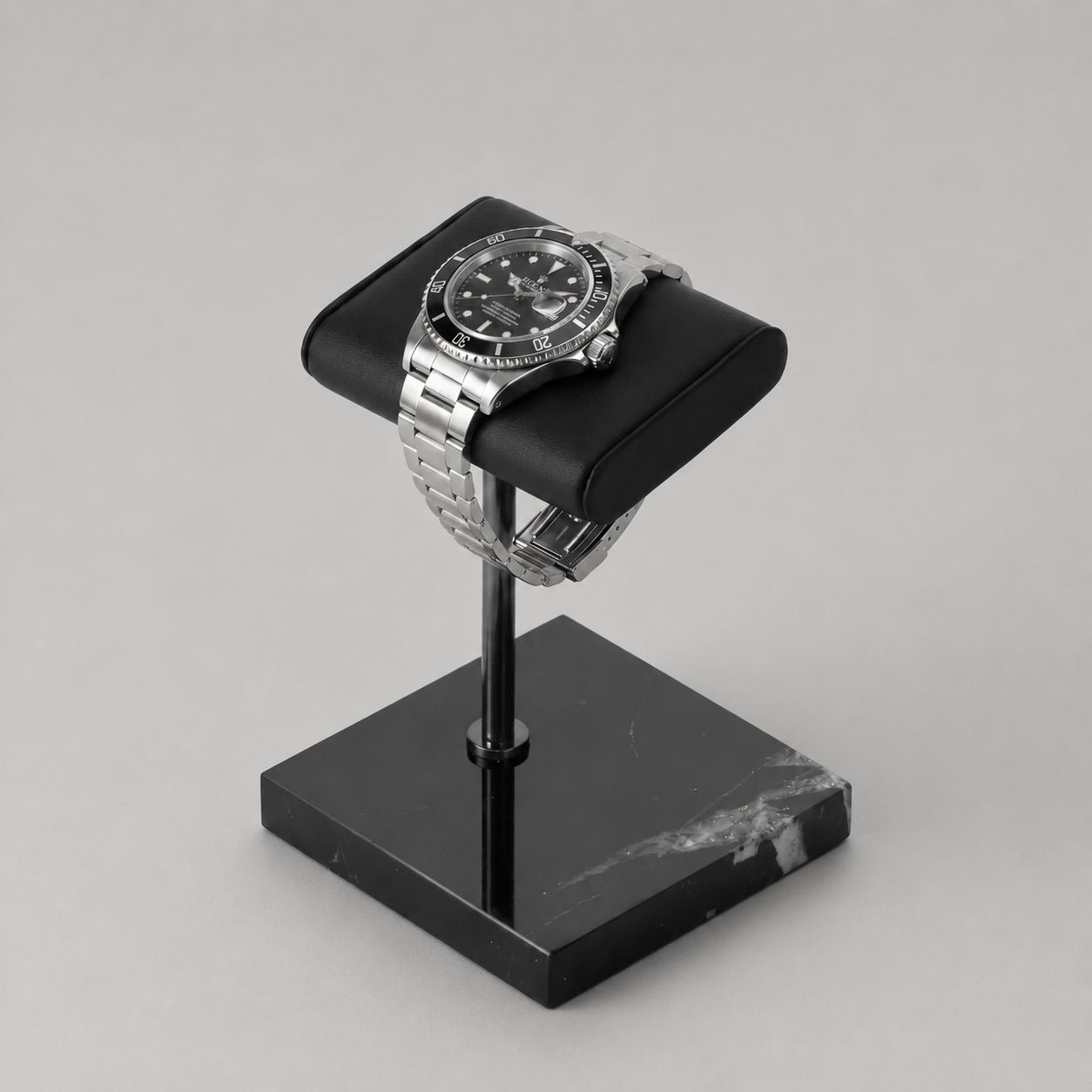 Présentoir montre de luxe - vue d'ensemble avec montre