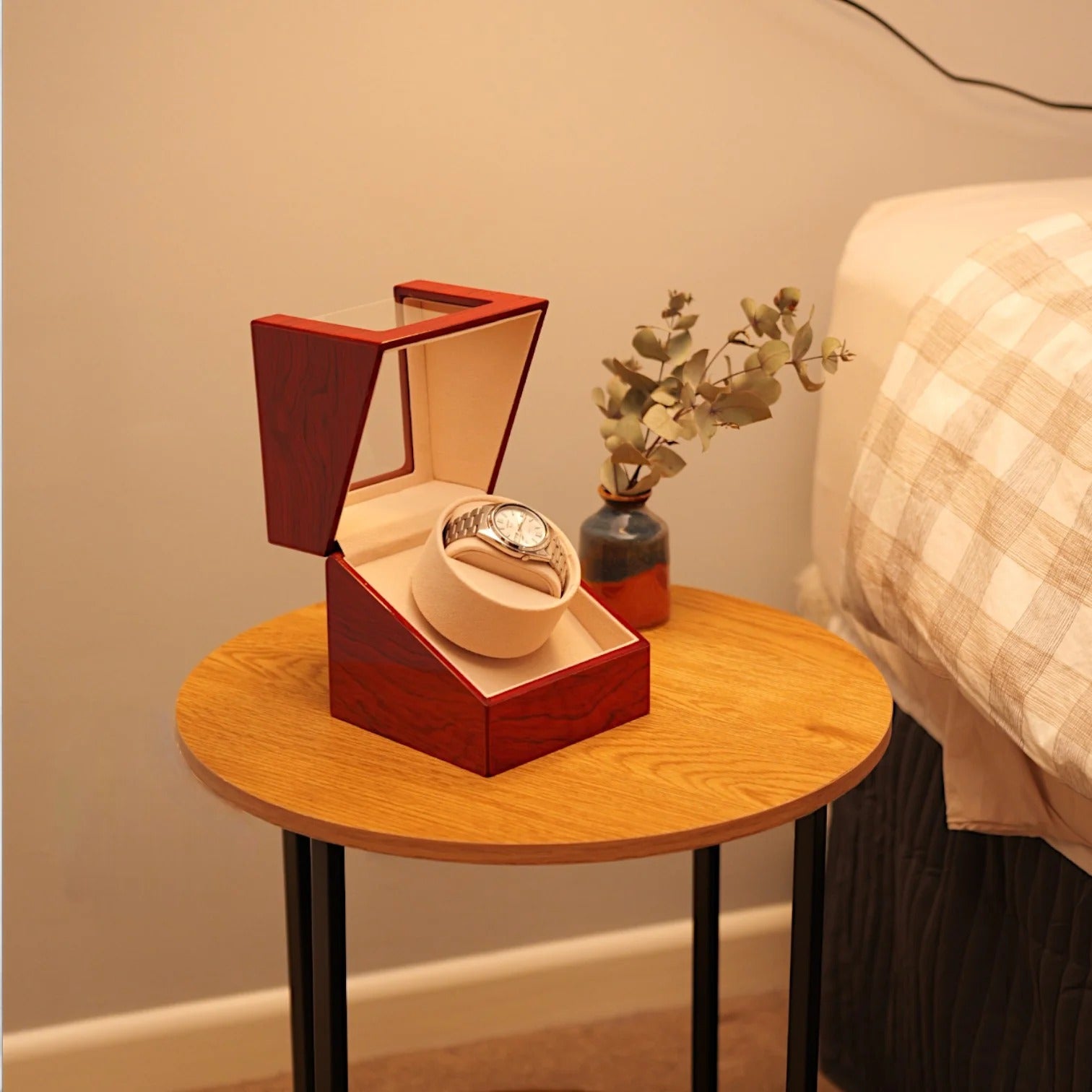 Remontoir 1 montre bois laqué - détail de la finition laquée