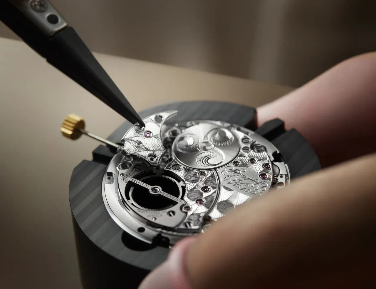 Comment entretenir sa montre automatique ? Guide complet 2025