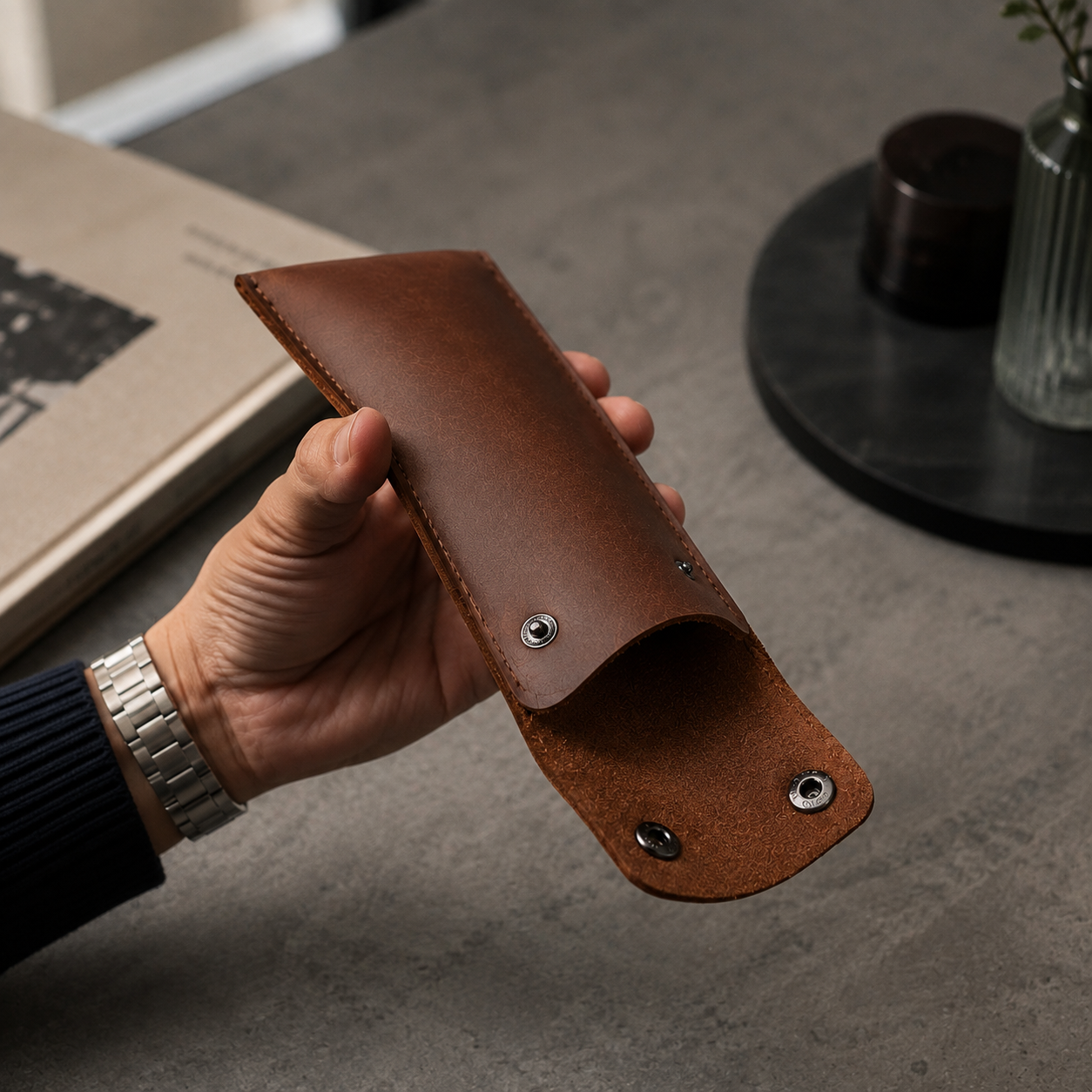 Étui de voyage cuir compact - vue ouverte avec montre