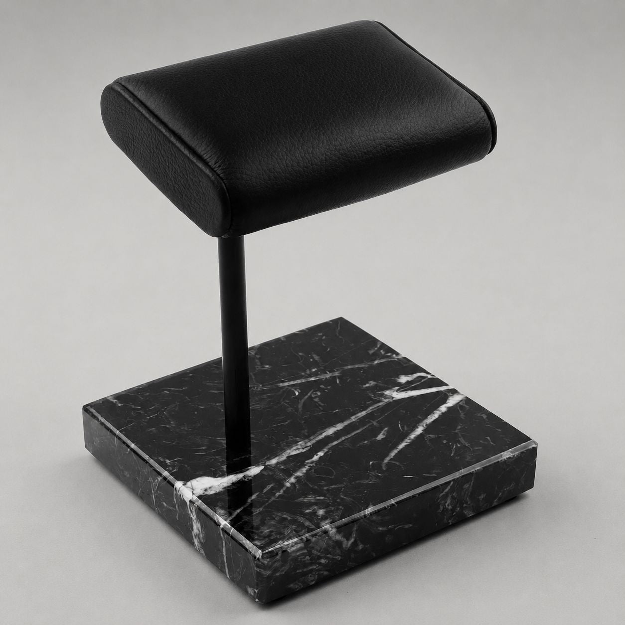 Présentoir montre de luxe - détail du coussin en cuir