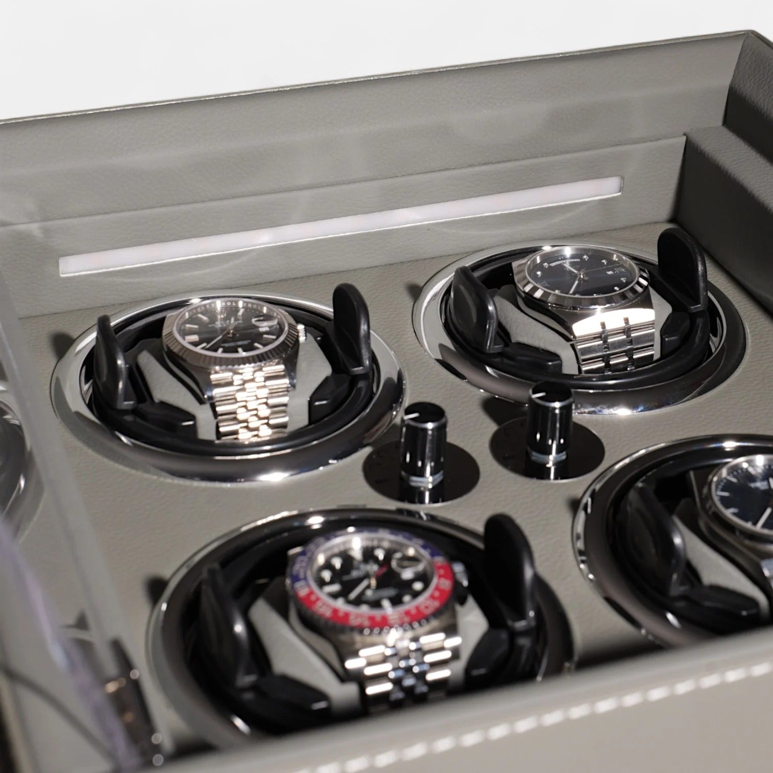 Remontoir 4 montres LED étoilé - vue ouverte, rangement complet